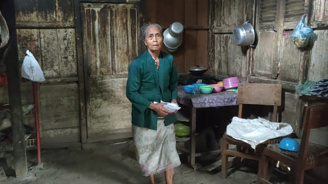 VIRAL NYATA ! Seorang Nenek Tinggal Sendirian di Rumah Kuno Jaman Dulu Pinggir Hutan Jawa Tengah