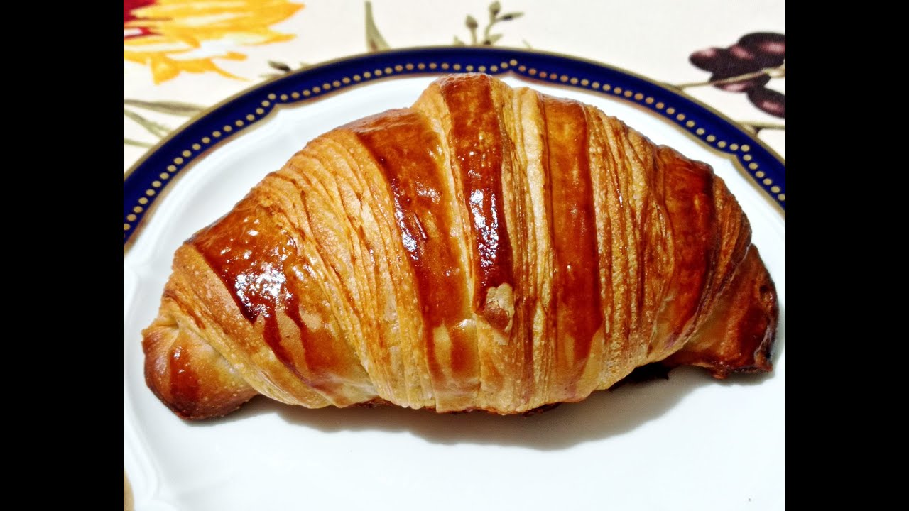 Croissant sfogliati realizzati con lievito madre - tutorial completo