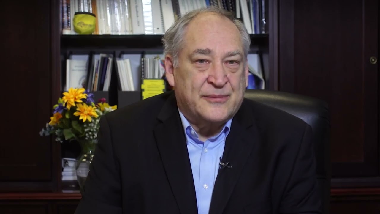 El Ejecutivo del Condado de Montgomery Marc Elrich firma una ley para  eliminar gradualmente los sopladores y aspiradoras de hojas que funcionan  con gasolina