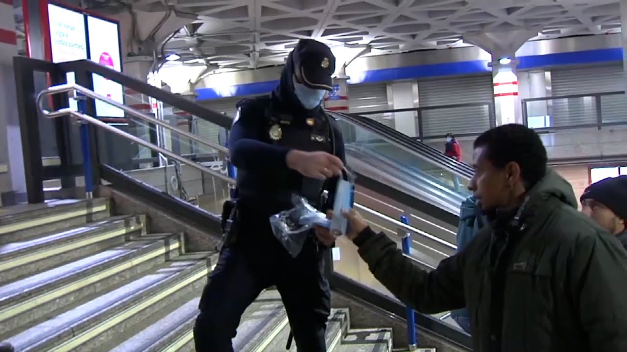 Policía reparte mascarillas en la Estación de Sol (Madrid)
