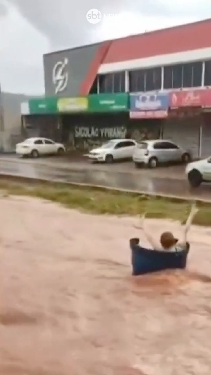 Com alagamentos constantes, moradora protesta na enchente