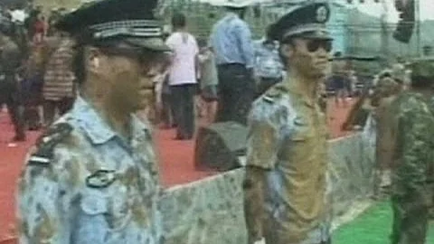 Chinese policemen smeared with mud at Yunnan festival - DayDayNews