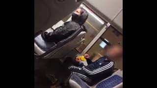 VIDEO: Bărbat filmat când mănâncă semințe în autobuz Tursib și scuipă cojile pe jos 1 video