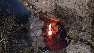 caught in heavy rainstorms - building a survival shelter with fireplace-emergency bushcraft shelter