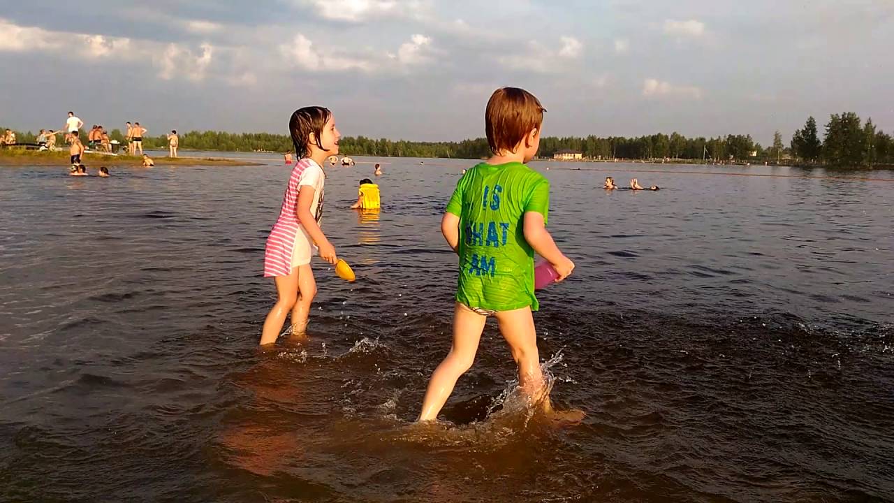 Купаться в реке видео. Дети на даче купаются в речке. Река для детей. Купаемся на речке. Детишки на реке.
