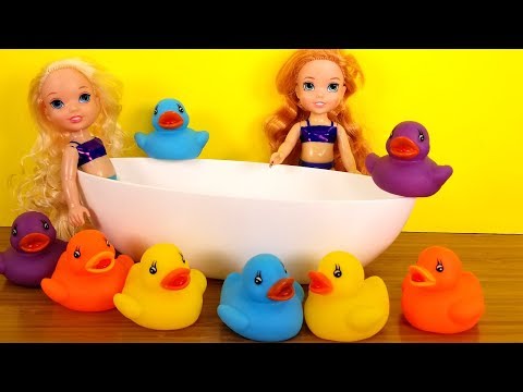 Flying soap ! Elsa and Anna toddlers - bath - shower - bubbles - water fun