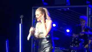 Kelsea Ballerini sings new single "Legends" live at PNC Music Pavilion