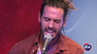Flo Delavega chante "Printemps éternel" dans les studios de RFM