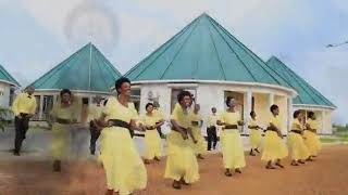 Rais Magufuri aitunuka zawadi nono kwaya ya katoke aliposomea.