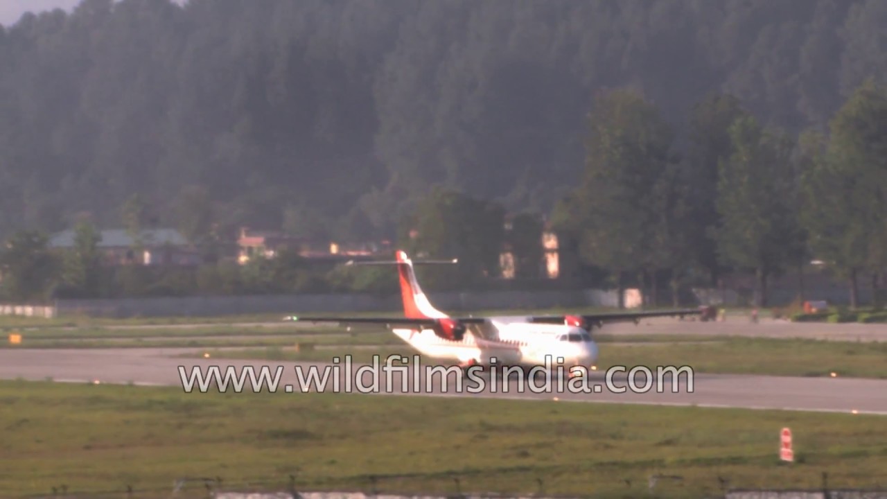 air-india-atr-at-bhuntar-airport-in-kullu-valley-youtube