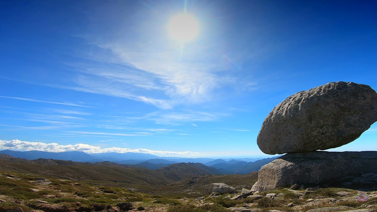 Rocher en haut du plateau du Coscione (U Cusciunu) en Corse en haut de Fraulettu chemin de paturages