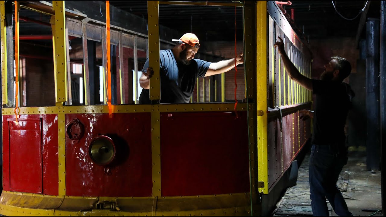 WATCH: Removal begins for historic Dallas streetcar stranded in closed Spaghetti Warehouse