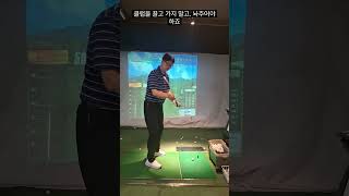 왼발을 디디면서 당겨주고,그 사이에 오른손 힌지는 최대한 늦게 떨어지게 유지하다가 무게에 의해 자유낙하하게 놔주고, 빠져나가는 동작을 해줍니다.