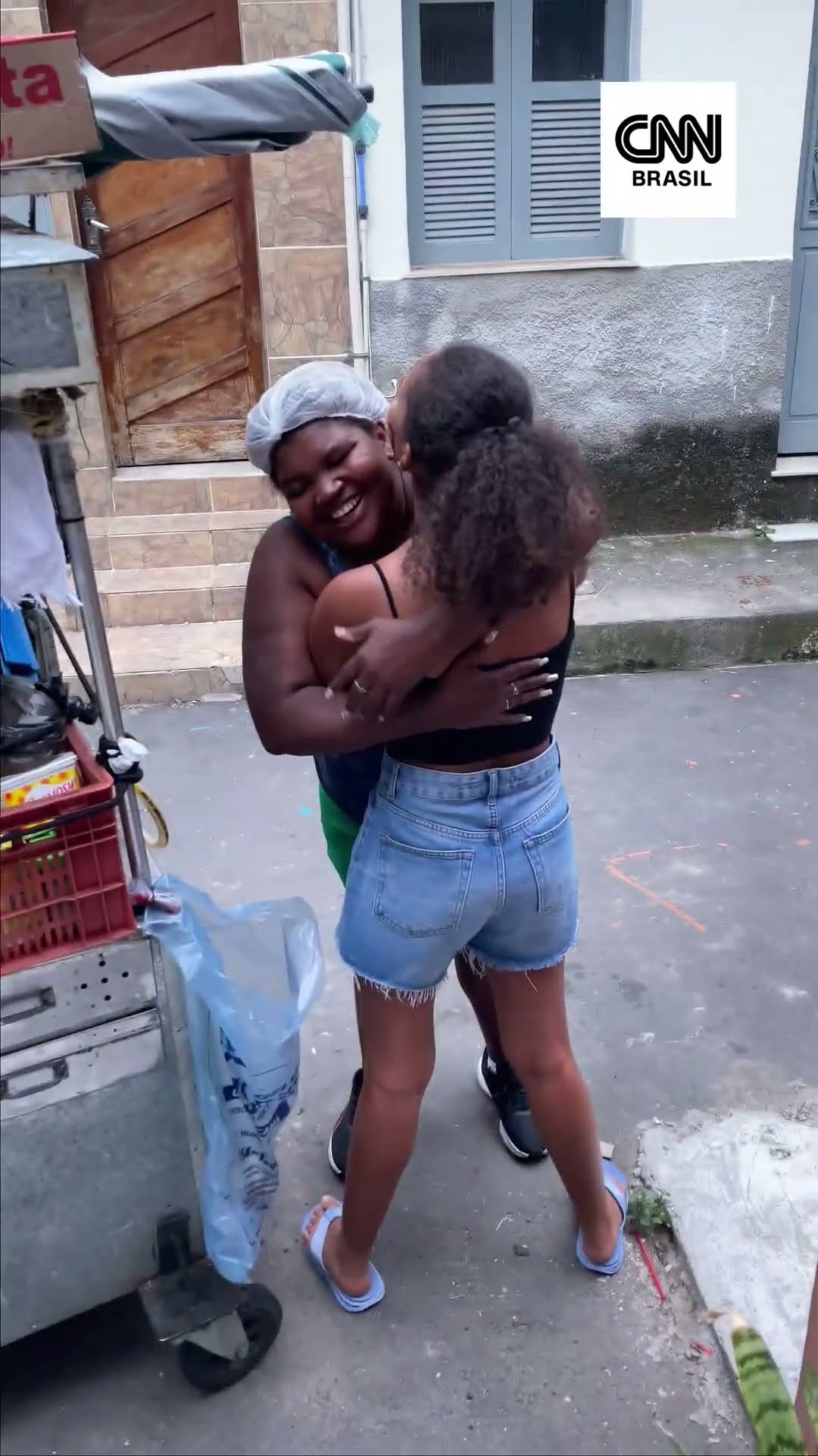 Estudante emociona mãe ao contar aprovação em medicina na UERJ | CNN Brasil