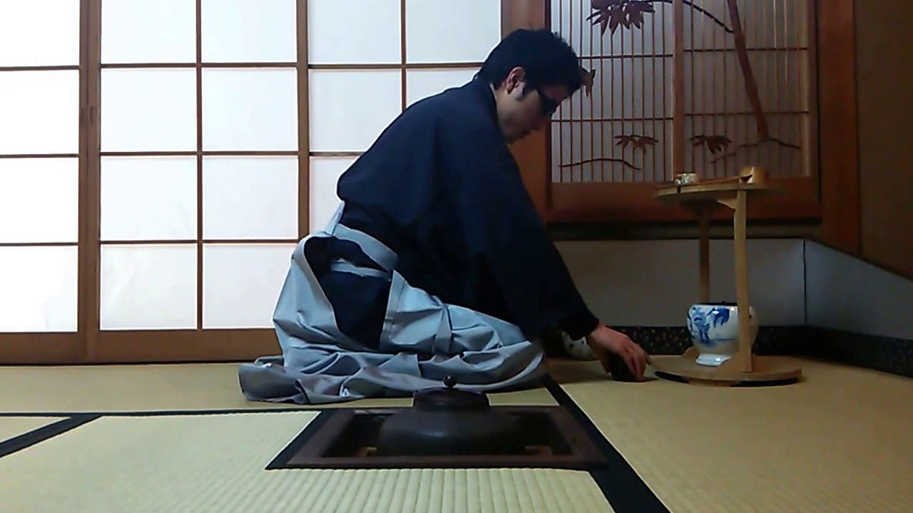裏千家流炉薄茶棚点前Part.2(お仕舞いの挨拶から拝見に出すまで) - YouTube