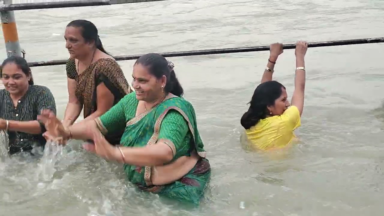 चीन ताई ने किया_ बहनों के साथ_ गंगा स्नान _हर हर गंगे_ नमामि गंगे _जय भोले की🐛🪱🗾🙏