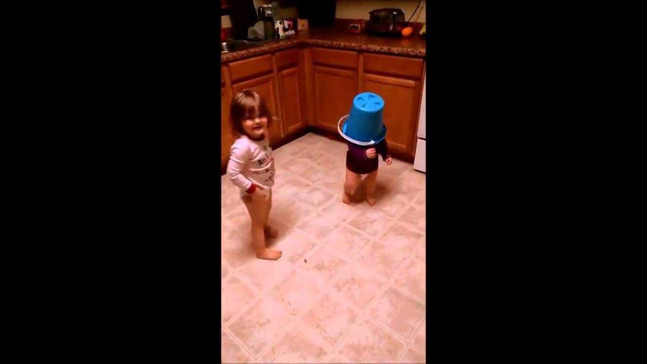 Брат издевается над сестрой. А4 издевается над братом. Издевательство над младшей сестрой. Брат издевается над сестрой. Брат издевается над сестрой.