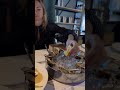 Сочно полила лимоном устрицы в ресторане Дринкерия в Минске