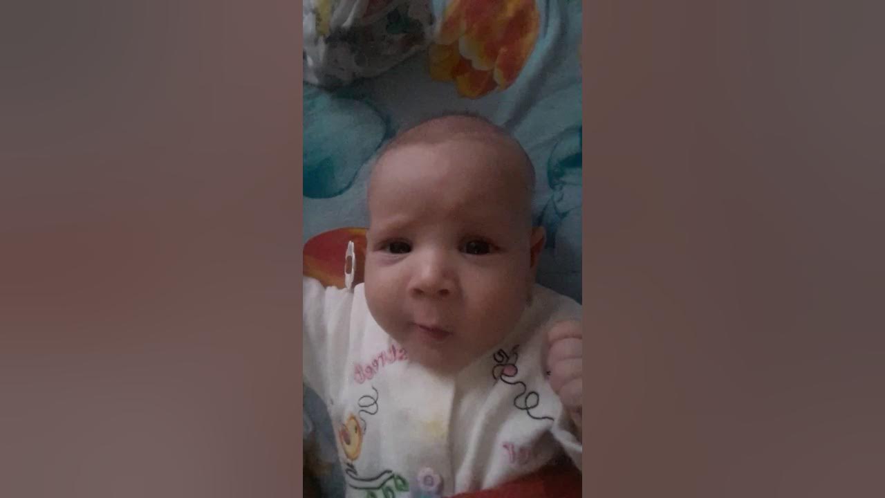 Странные звуки младенца. Звуки младенца в 2 месяца. Первые звуки малыша фото ребенка. Ребьенка апираса ЗУВК идиед.