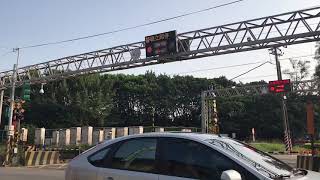 (1111001)桃園市楊梅區民安路平交道2194次阿福號交會1197次微笑號(由老蕭親自拍攝)