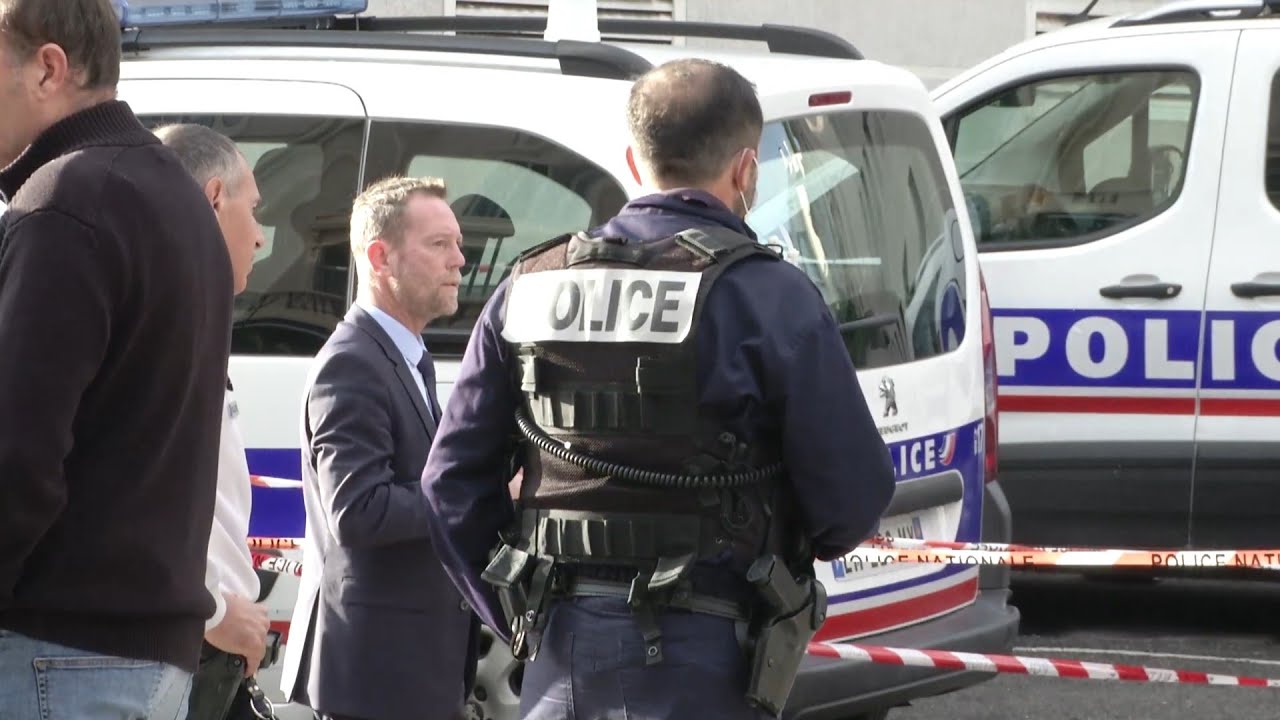 Policial é alvo de ataque com faca na França | AFP