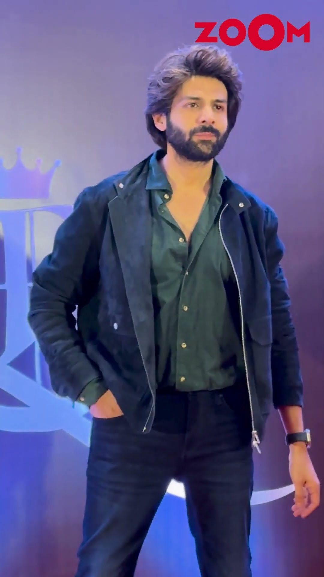Kartik Aaryan COOL gestures as he responds to paps requests while posing #kartikaaryan #shorts