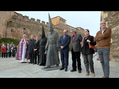 La escultura del Lambrión Chupacandiles entre a forma parte de la historia cultural de Ponferrada