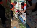 Mann baut schwimmendes Boot aus recycelten Flaschen