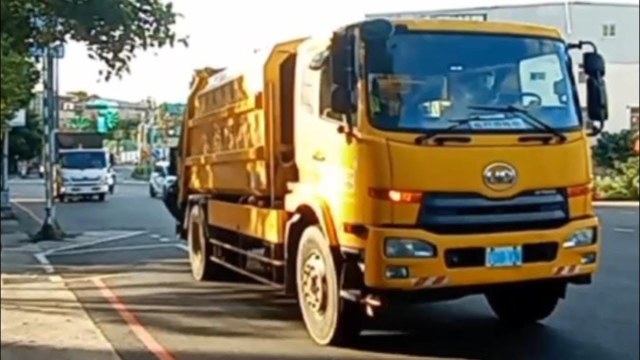 平鎮區隊垃圾車708-VN，資收車KEE-1733