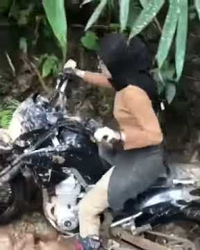 story wa 30 detik | Cewe naik motor trail | ku akan menanti