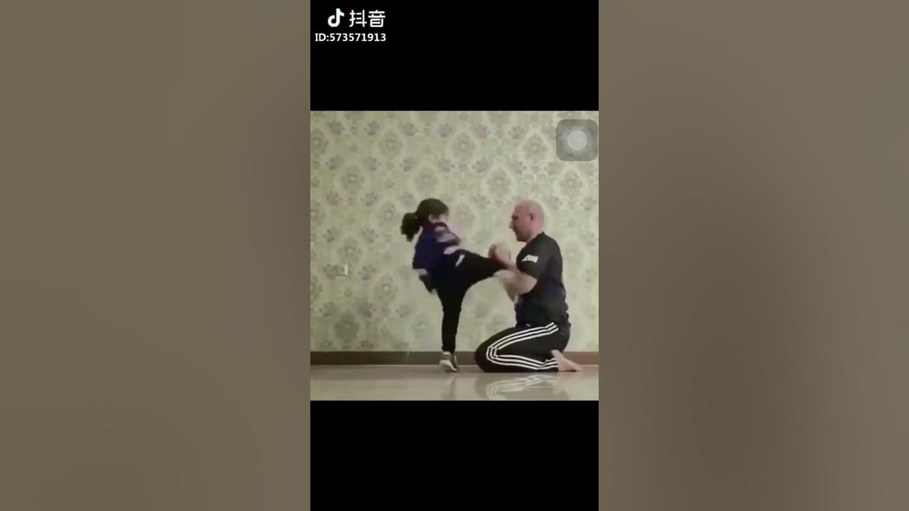 Папа вырубивший своего сына. Папа учит дочь драться.