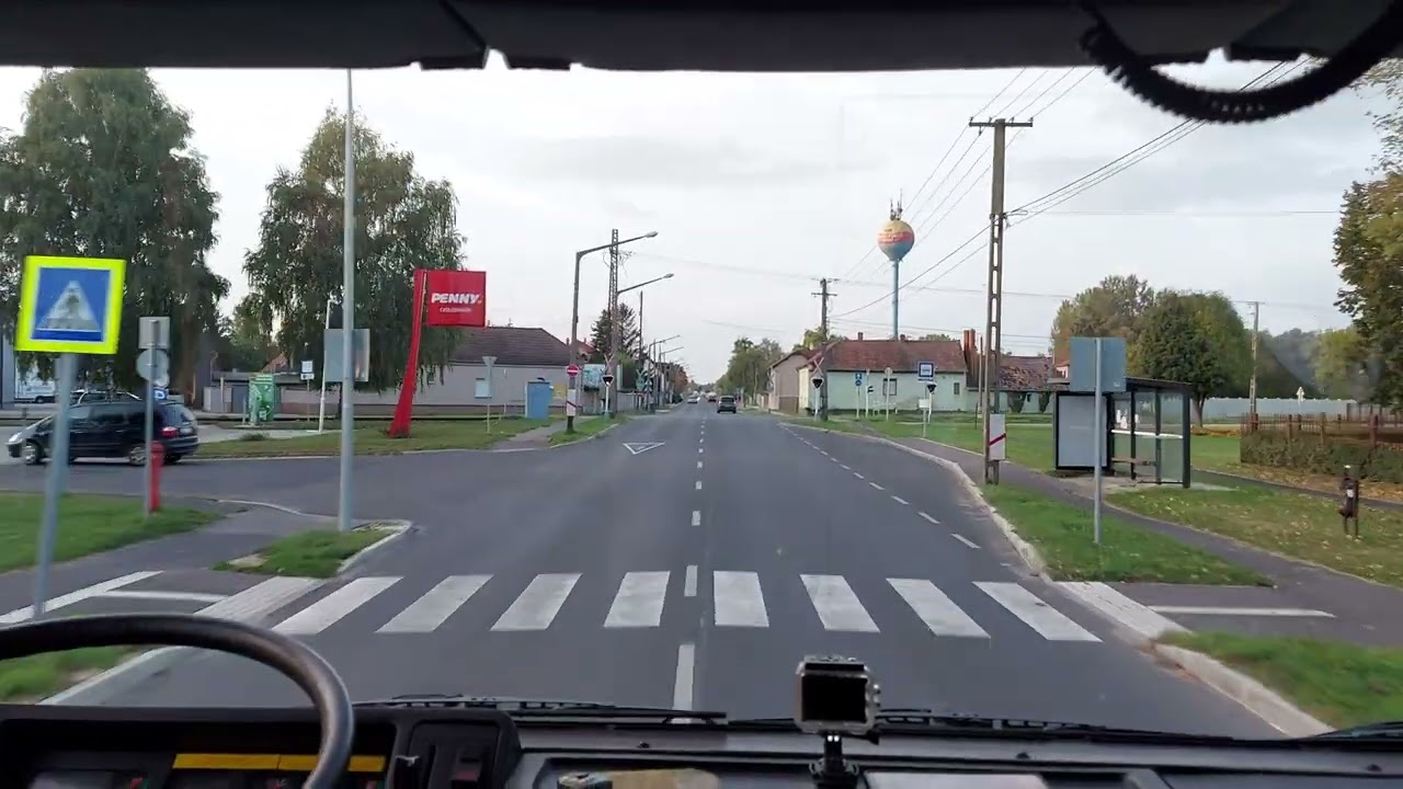 Tűzoltóautó vonul. Dömölk 1-es balesethez kapott riasztást.