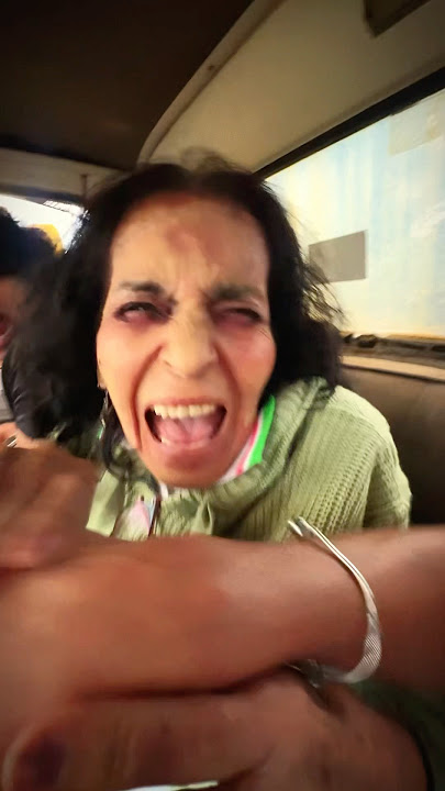 LA ABUELA 👵 SE COMBIERTE EN ZOMBIE 🧟‍♀️ PARTE 2  EN LA FERIA 🎡