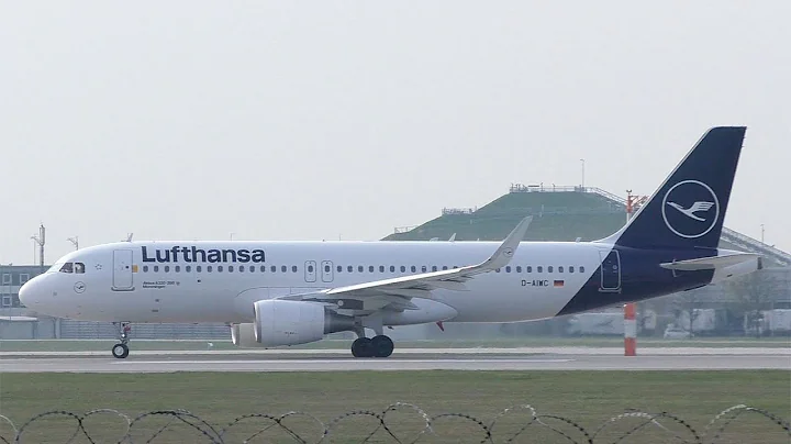 Lufthansa Airbus A320 takeoff at Munich Airport | D-AIWC