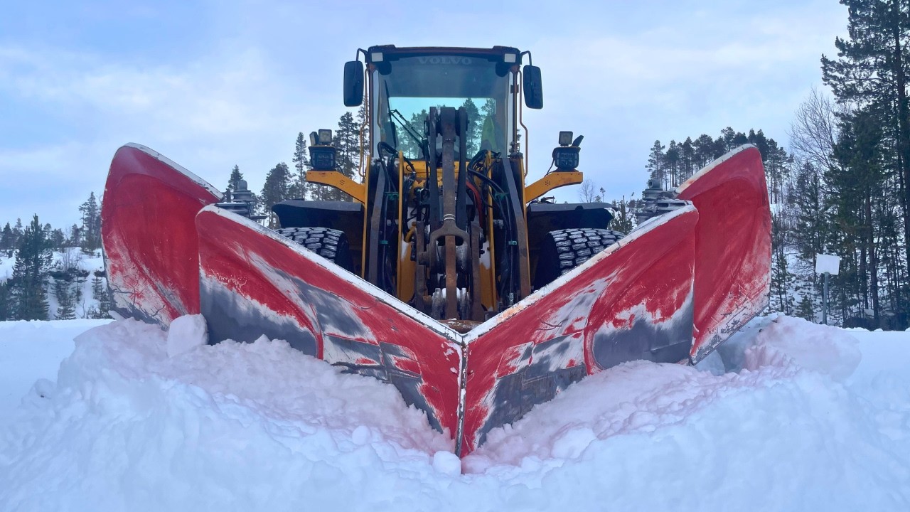 Расчистка Дороги от Уплотнённого Снега | Volvo L120E + V-Отвал