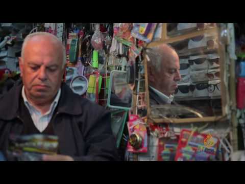 القدس-صبح أبو شام.. بالدمى يسعد الأطفال