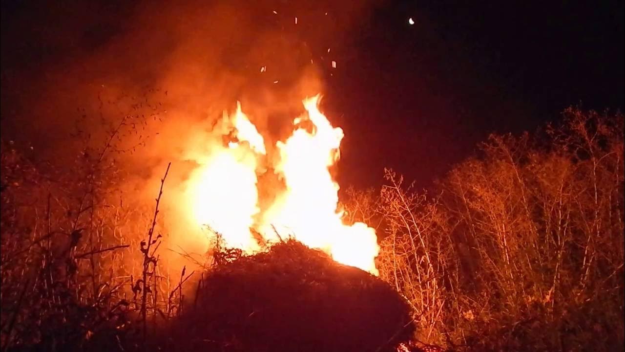 Заставка ночные огни. Ночь луна костер. Ночь костер звезды. Огонь под луной. Песня огня луна.