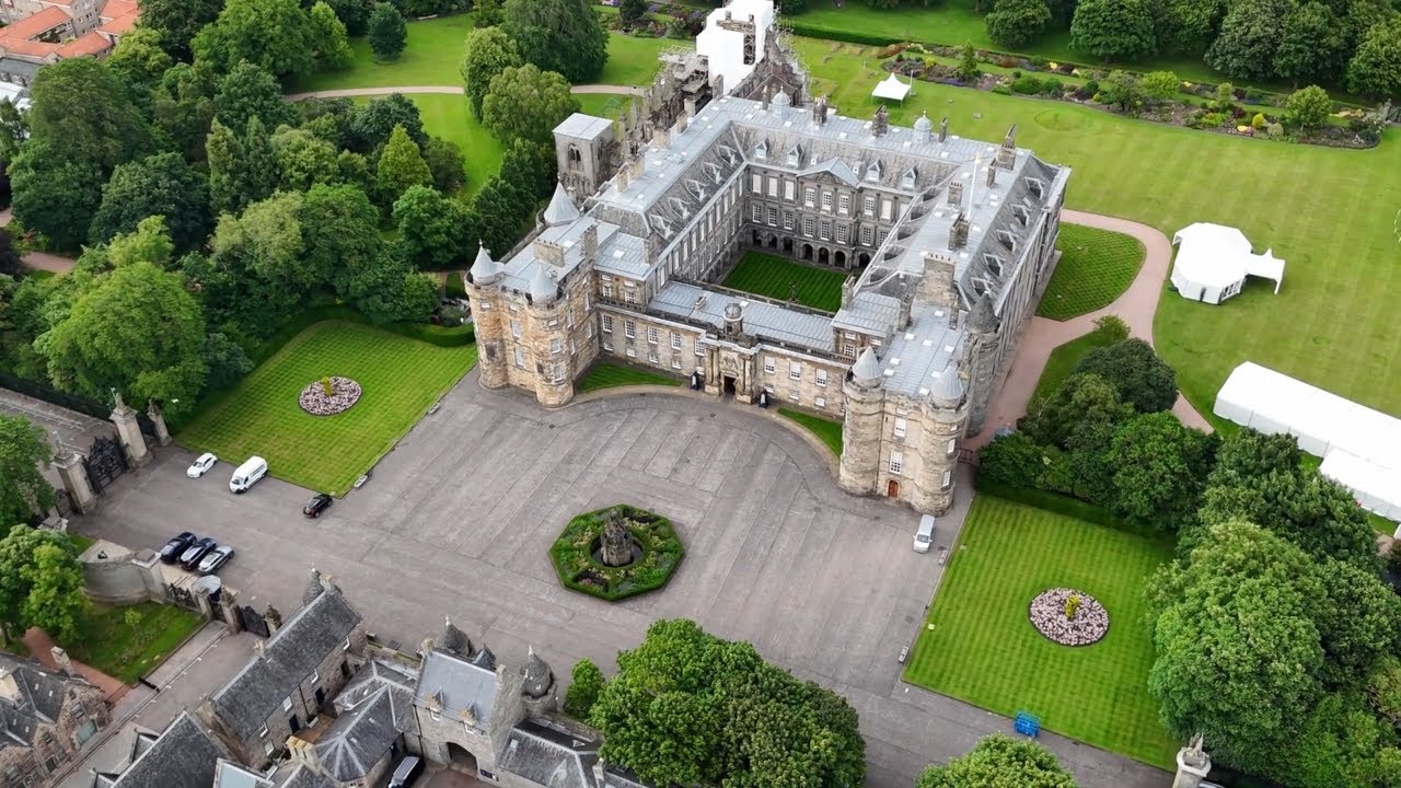 Холирудский дворец — официальная резиденция короля в Шотландии — Королевская Миля, Эдинбург