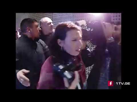 კინოთეატრ \"ამირანთან\" აქციის მონაწილეებმა პიროტექნიკა ისროლეს