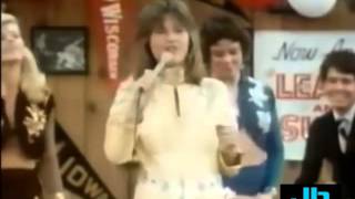 Video voorbeeld van "Suzi Quatro's appearances on Happy Days as Leather Tuscadero"