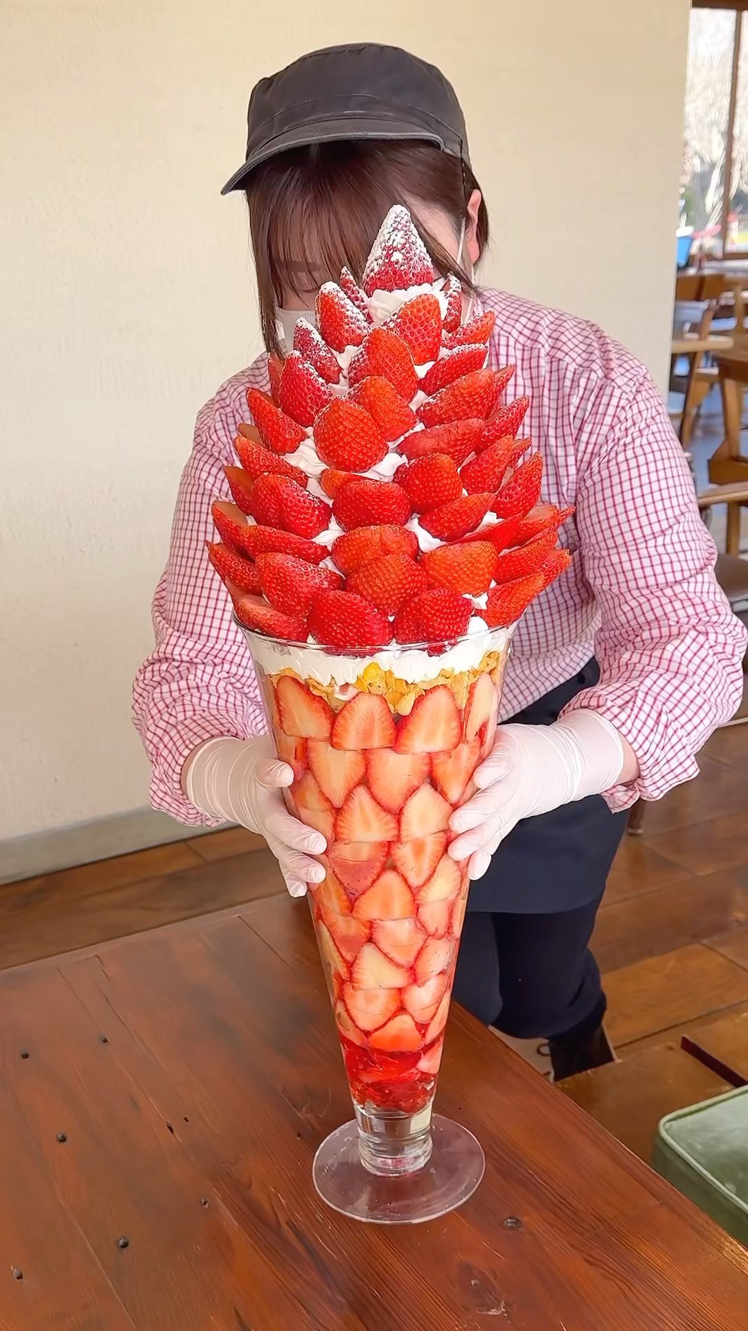 総重量7キロ超え！全長70cmの超巨大パフェがボリューム抜群すぎ