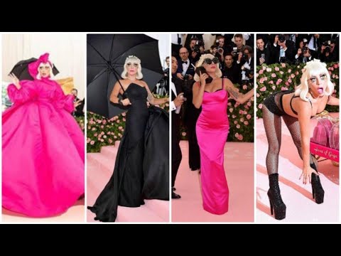 Video: Lady Gaga ha fatto uno spogliarello con le parrucche