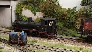 Teil 4 Tssd 99 633 stellt zwei Güterwagen im Holschendorfer Schiffgraben zu.