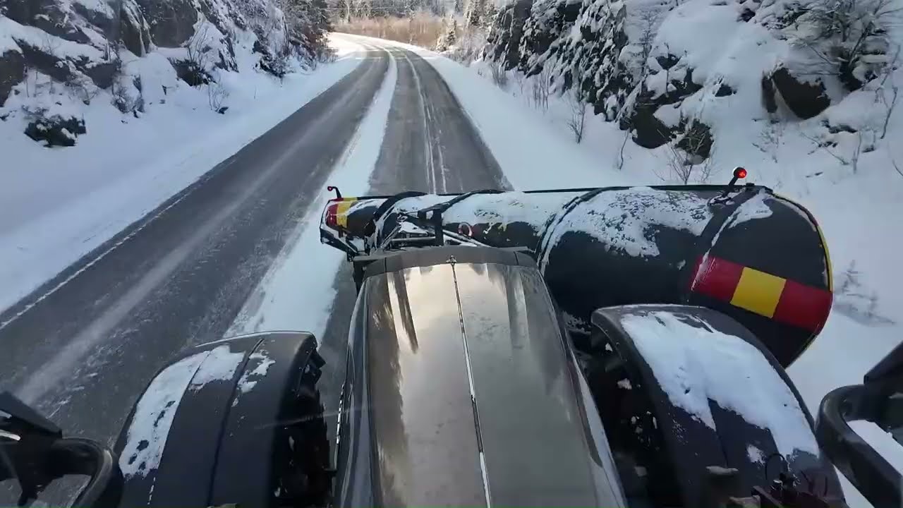 Lumenaurausta nätissä kevät kelissä valtralla. Snow plowing Valtra