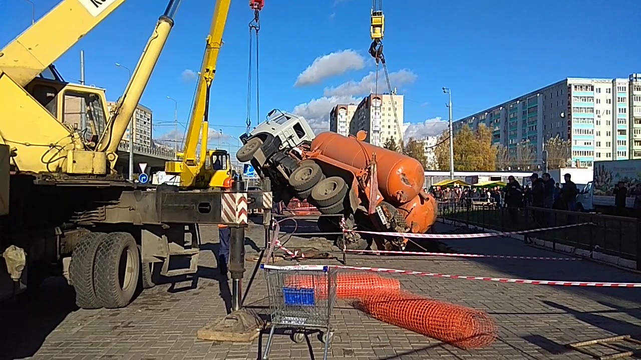 Камаз провалился под землю ( бахетле , казань ) - YouTube