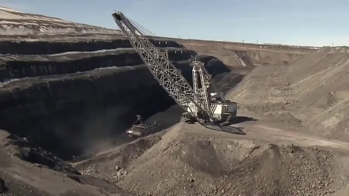 The Largest Walking Dragline Excavator in The Worl...