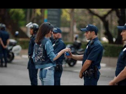 Critican en redes anuncio de Pepsi con Kendall Jenner