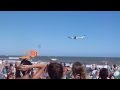 Avión de pasajeros volando sobre la playa de Mar del Plata