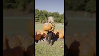 TINY TEXIE AND HER DAUGHTER PICK A GIANT PUMPKIN