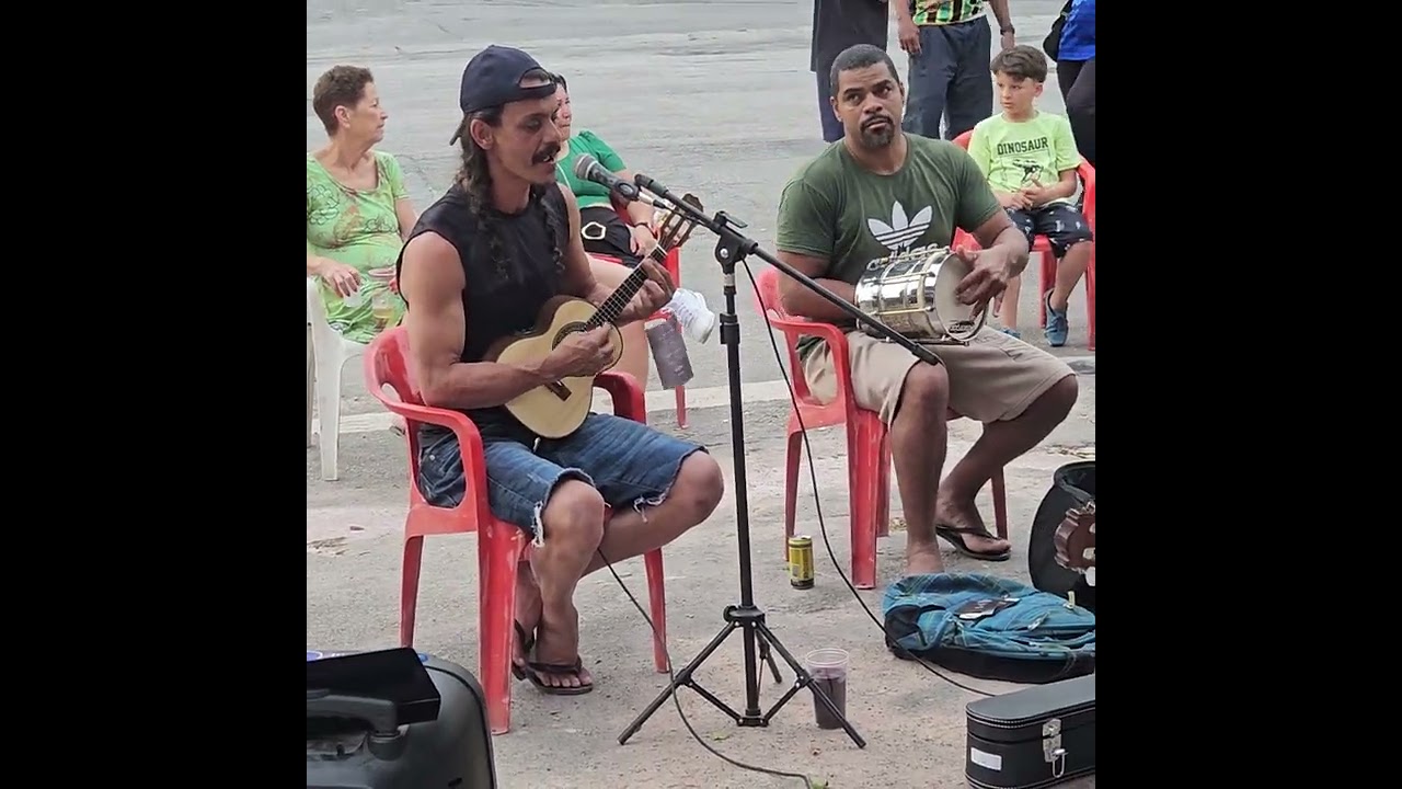 ( Roquinho) canta (Tim Maia) na vila Gomes na calçada ( vem comigo)